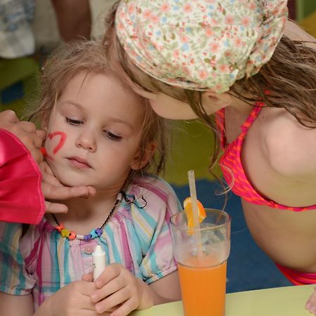 Parrotel Beach Resort Sharm el-Sheikh Exterior photo A child with her mother